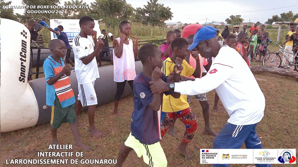 Activités interactives menées sur l'esplanade du bureau d'arrondissement de Gounarou
